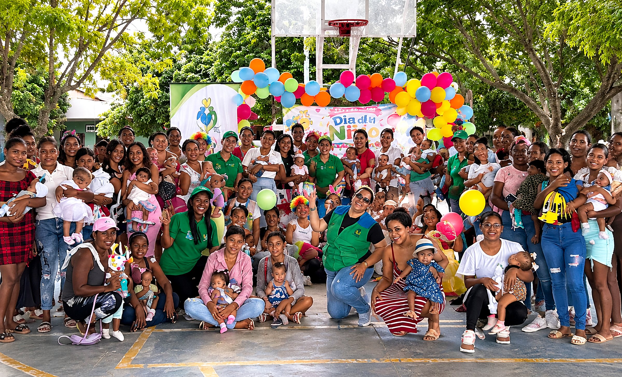 Madres, bebés y equipo de la fundación celebrando el Día del Niño en una cancha