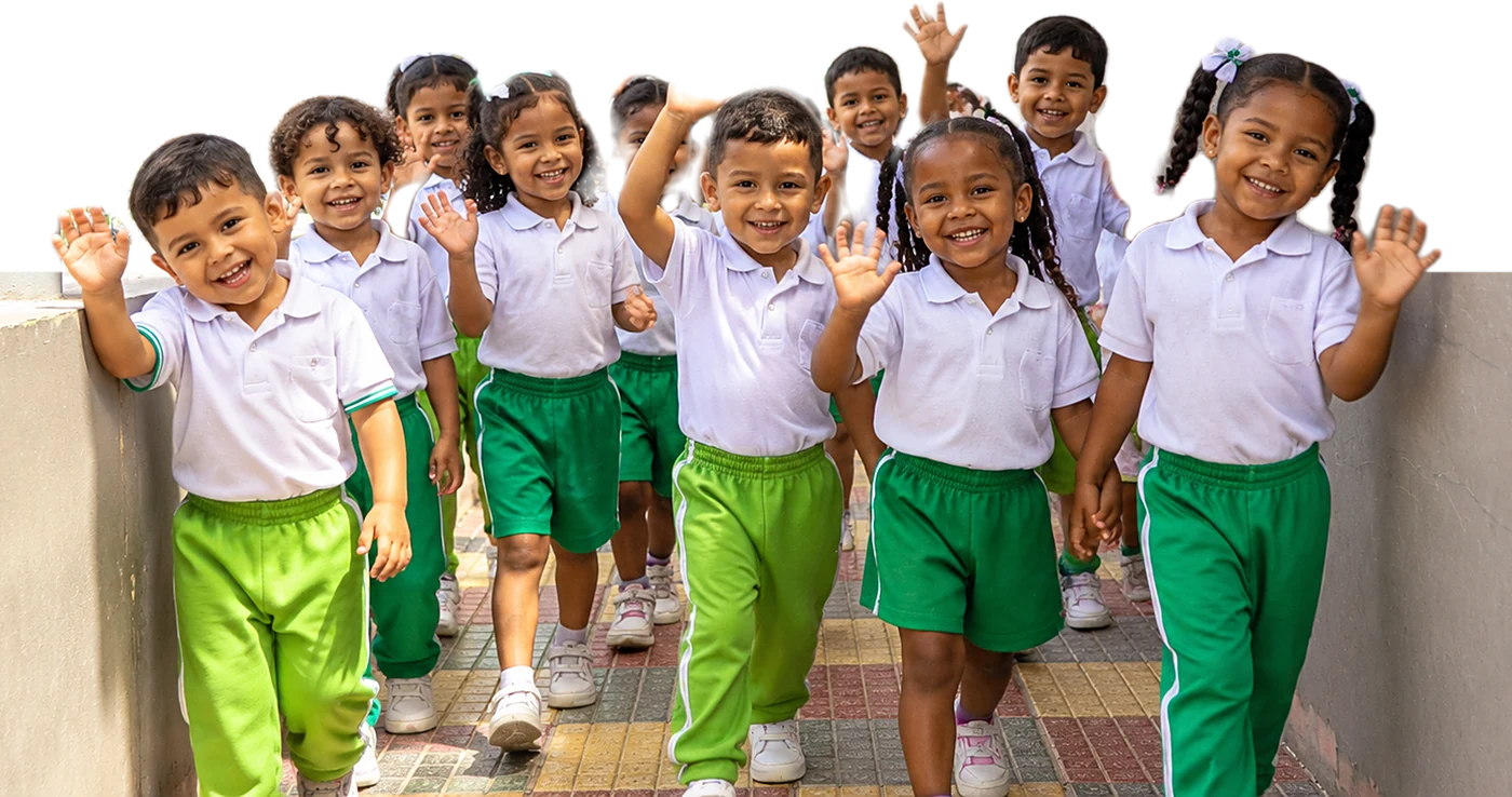 Grupo de niños y niñas sonriendo en el pasillo de su centro de desarrollo infantil