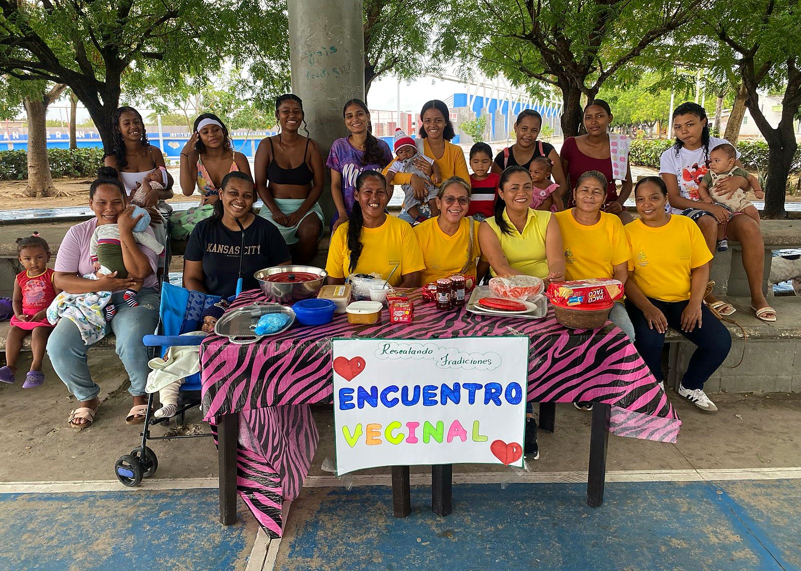 Madres comunitarias y familias en un encuentro vecinal